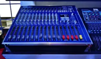 Audio powered mixer with case